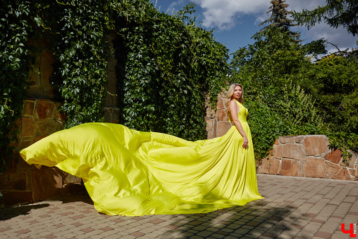 Эстетика Востока и пустыни никого не оставляет равнодушным, поддалась ее обаянию и Яна Денисова. Образ девушки в развевающемся платье на фоне барханов вдохновил нашу героиню на творчество. А именно на создание невесомых нарядов. Три эффектных платья со шлейфами рекордной длины она продемонстрировала «Ключ-Медиа».