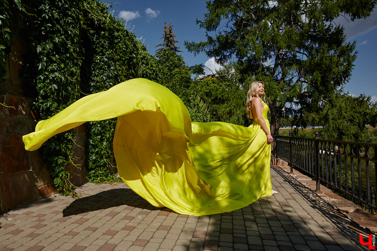 Эстетика Востока и пустыни никого не оставляет равнодушным, поддалась ее обаянию и Яна Денисова. Образ девушки в развевающемся платье на фоне барханов вдохновил нашу героиню на творчество. А именно на создание невесомых нарядов. Три эффектных платья со шлейфами рекордной длины она продемонстрировала «Ключ-Медиа».