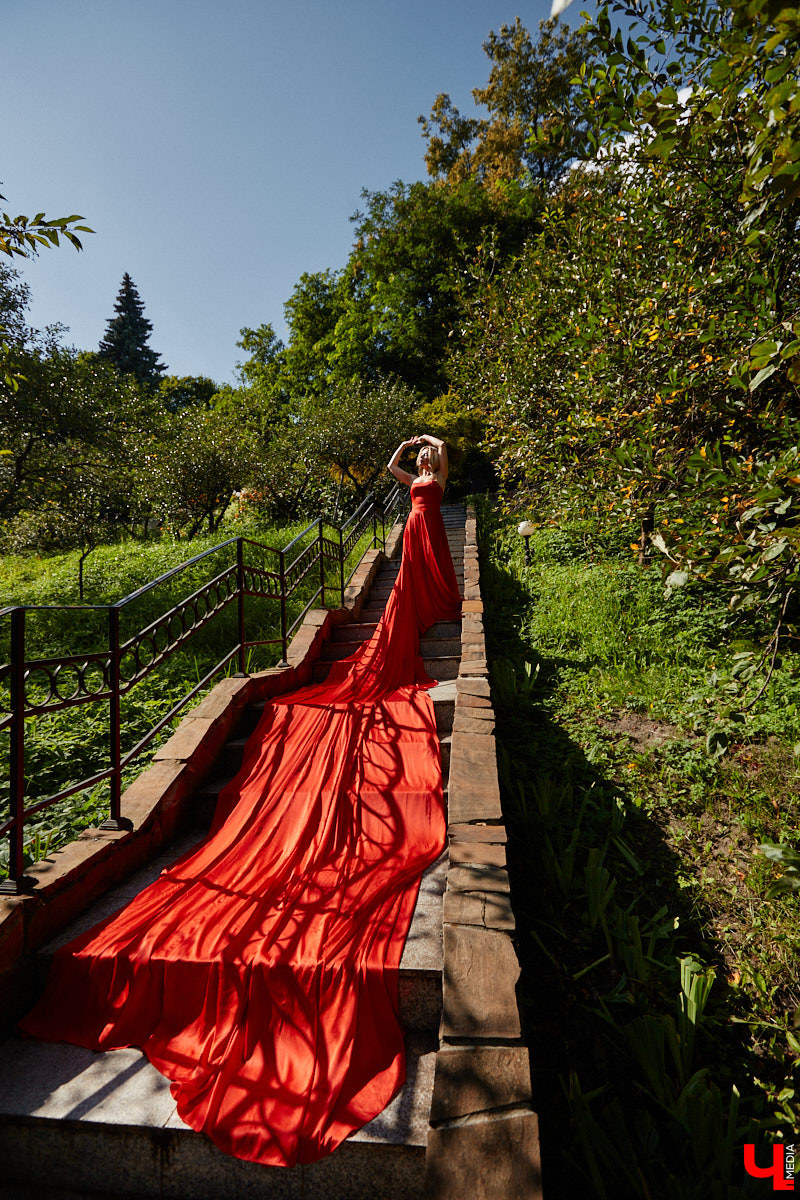 Эстетика Востока и пустыни никого не оставляет равнодушным, поддалась ее обаянию и Яна Денисова. Образ девушки в развевающемся платье на фоне барханов вдохновил нашу героиню на творчество. А именно на создание невесомых нарядов. Три эффектных платья со шлейфами рекордной длины она продемонстрировала «Ключ-Медиа».