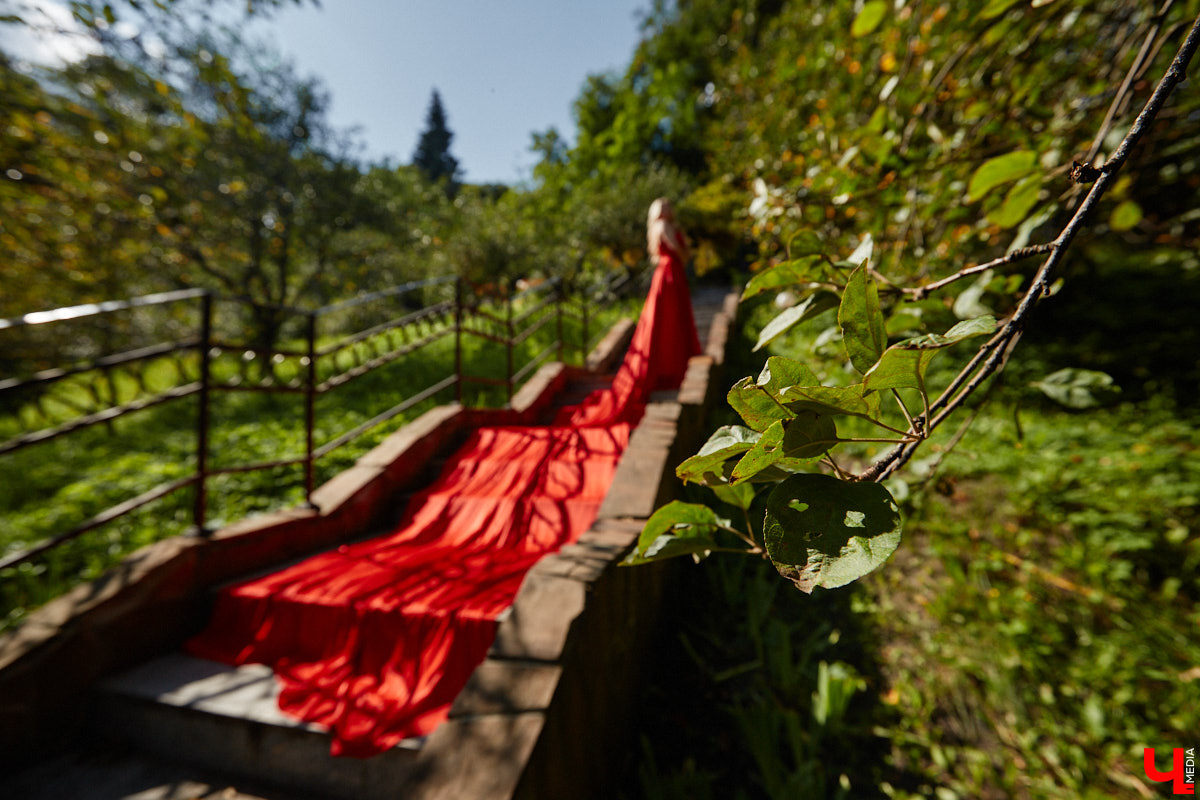 Эстетика Востока и пустыни никого не оставляет равнодушным, поддалась ее обаянию и Яна Денисова. Образ девушки в развевающемся платье на фоне барханов вдохновил нашу героиню на творчество. А именно на создание невесомых нарядов. Три эффектных платья со шлейфами рекордной длины она продемонстрировала «Ключ-Медиа».