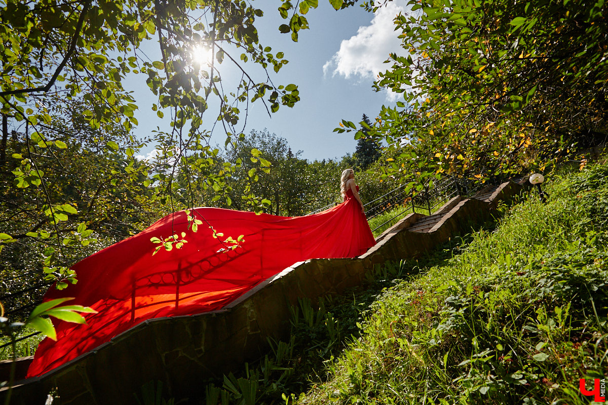 Эстетика Востока и пустыни никого не оставляет равнодушным, поддалась ее обаянию и Яна Денисова. Образ девушки в развевающемся платье на фоне барханов вдохновил нашу героиню на творчество. А именно на создание невесомых нарядов. Три эффектных платья со шлейфами рекордной длины она продемонстрировала «Ключ-Медиа».