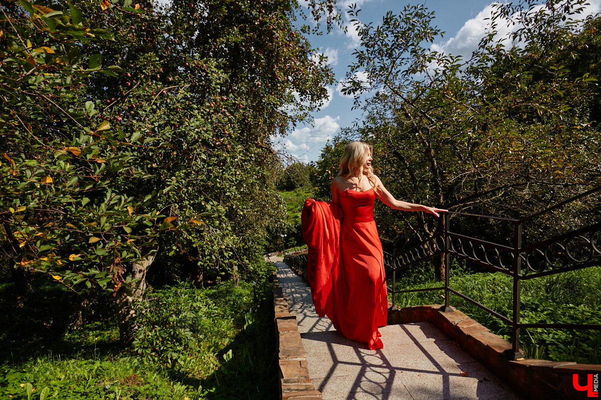 Эстетика Востока и пустыни никого не оставляет равнодушным, поддалась ее обаянию и Яна Денисова. Образ девушки в развевающемся платье на фоне барханов вдохновил нашу героиню на творчество. А именно на создание невесомых нарядов. Три эффектных платья со шлейфами рекордной длины она продемонстрировала «Ключ-Медиа».