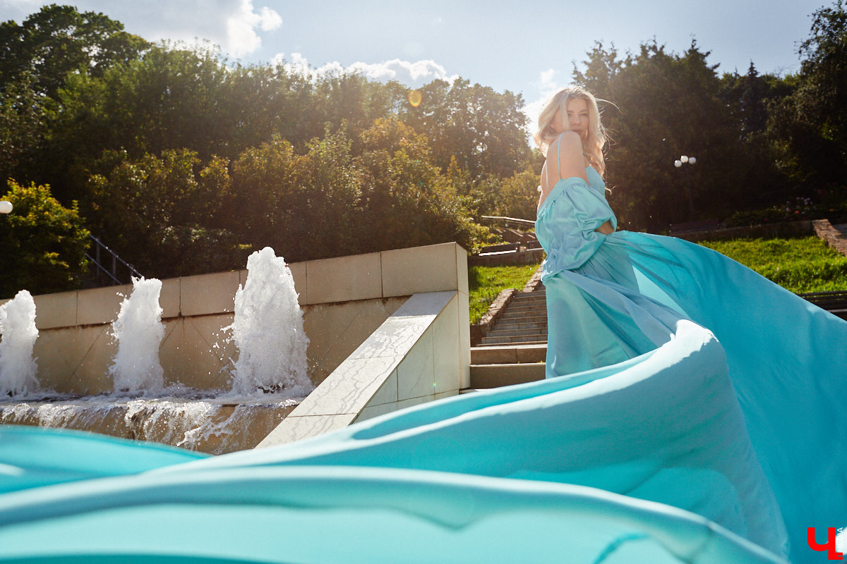 Эстетика Востока и пустыни никого не оставляет равнодушным, поддалась ее обаянию и Яна Денисова. Образ девушки в развевающемся платье на фоне барханов вдохновил нашу героиню на творчество. А именно на создание невесомых нарядов. Три эффектных платья со шлейфами рекордной длины она продемонстрировала «Ключ-Медиа».