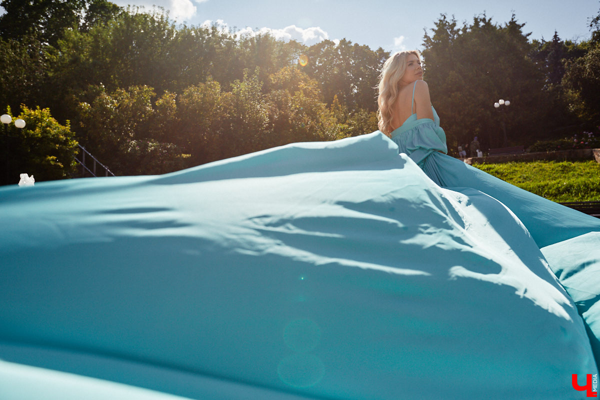 Эстетика Востока и пустыни никого не оставляет равнодушным, поддалась ее обаянию и Яна Денисова. Образ девушки в развевающемся платье на фоне барханов вдохновил нашу героиню на творчество. А именно на создание невесомых нарядов. Три эффектных платья со шлейфами рекордной длины она продемонстрировала «Ключ-Медиа».