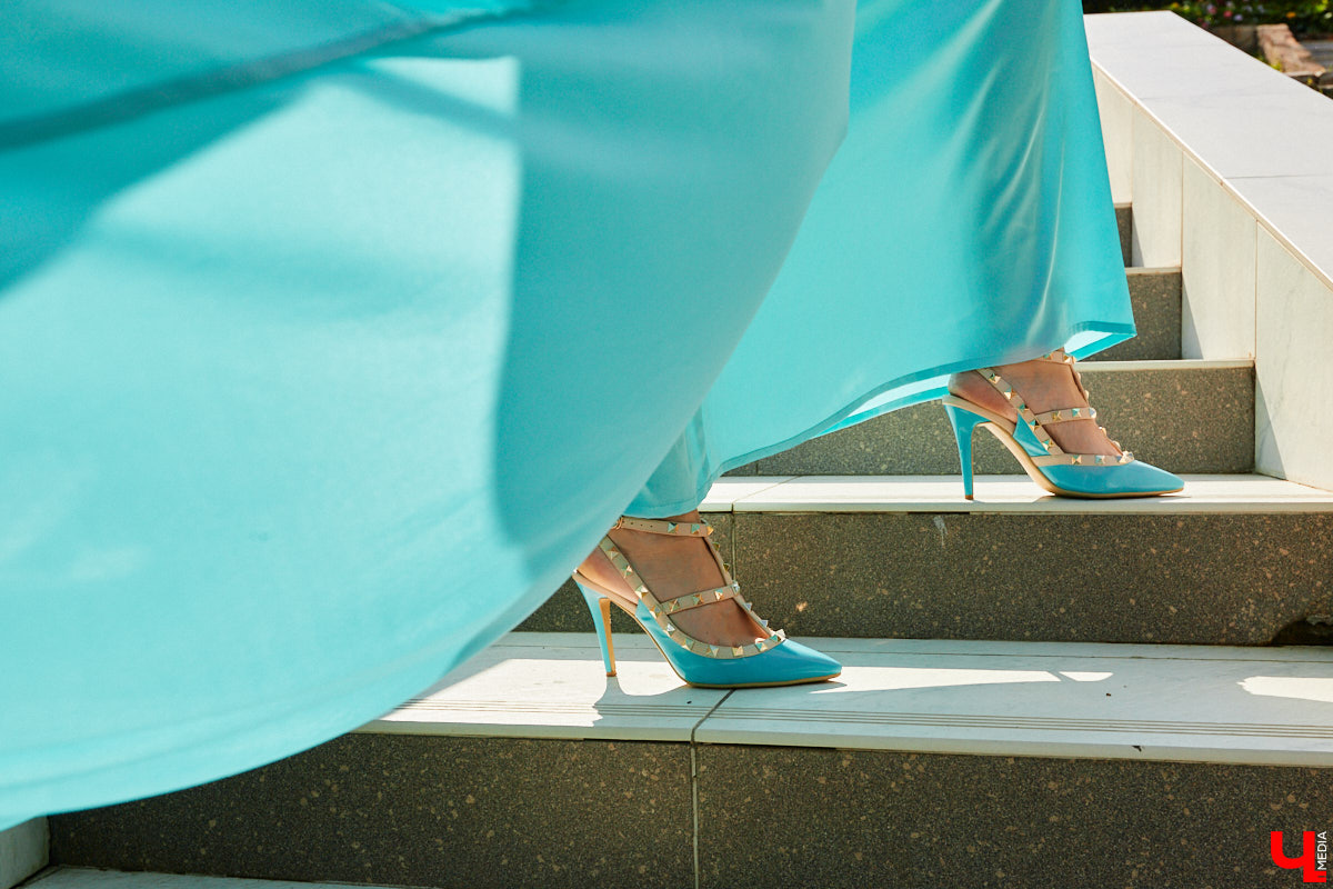 Эстетика Востока и пустыни никого не оставляет равнодушным, поддалась ее обаянию и Яна Денисова. Образ девушки в развевающемся платье на фоне барханов вдохновил нашу героиню на творчество. А именно на создание невесомых нарядов. Три эффектных платья со шлейфами рекордной длины она продемонстрировала «Ключ-Медиа».