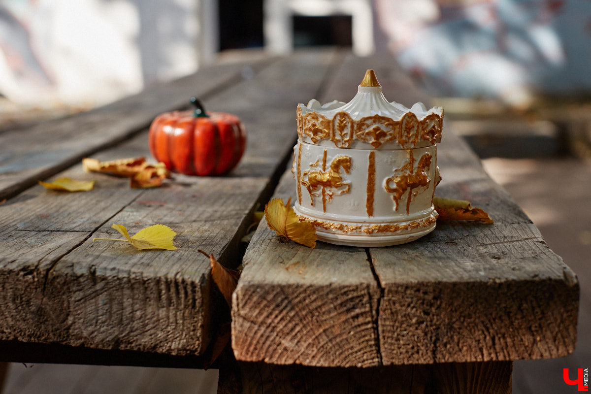 Без сомнений: Золотые ворота — сердце Владимира. Пожалуй, нет памятника, который олицетворял бы город лучше. И пока белокаменный шедевр скрыт на время реставрации зеленой фасадной сеткой, «Ключ-Медиа» смог полюбоваться его миниатюрой в исполнении мастерицы Анастасии Лещинской.