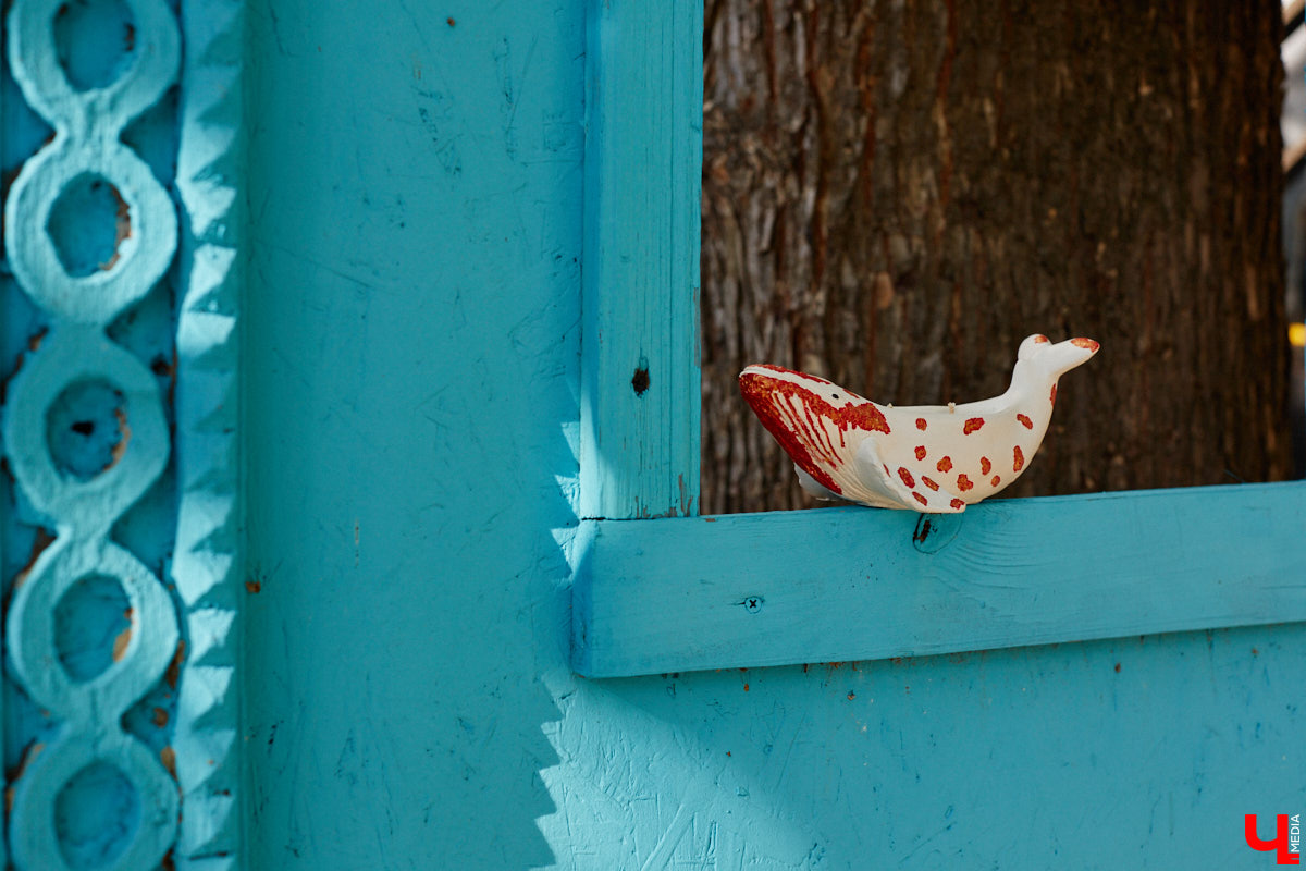 Без сомнений: Золотые ворота — сердце Владимира. Пожалуй, нет памятника, который олицетворял бы город лучше. И пока белокаменный шедевр скрыт на время реставрации зеленой фасадной сеткой, «Ключ-Медиа» смог полюбоваться его миниатюрой в исполнении мастерицы Анастасии Лещинской.