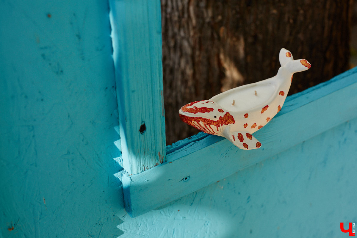 Без сомнений: Золотые ворота — сердце Владимира. Пожалуй, нет памятника, который олицетворял бы город лучше. И пока белокаменный шедевр скрыт на время реставрации зеленой фасадной сеткой, «Ключ-Медиа» смог полюбоваться его миниатюрой в исполнении мастерицы Анастасии Лещинской.