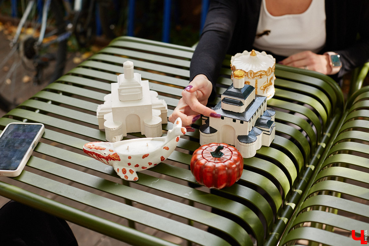 Без сомнений: Золотые ворота — сердце Владимира. Пожалуй, нет памятника, который олицетворял бы город лучше. И пока белокаменный шедевр скрыт на время реставрации зеленой фасадной сеткой, «Ключ-Медиа» смог полюбоваться его миниатюрой в исполнении мастерицы Анастасии Лещинской.