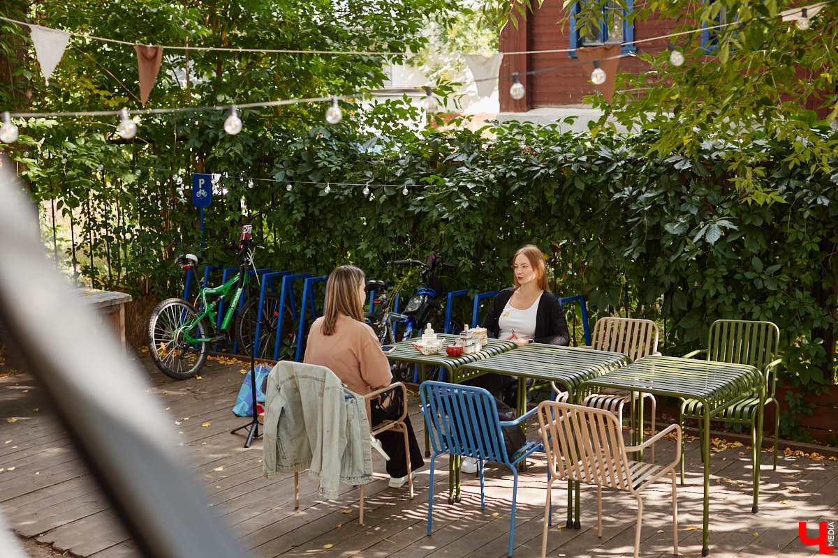Без сомнений: Золотые ворота — сердце Владимира. Пожалуй, нет памятника, который олицетворял бы город лучше. И пока белокаменный шедевр скрыт на время реставрации зеленой фасадной сеткой, «Ключ-Медиа» смог полюбоваться его миниатюрой в исполнении мастерицы Анастасии Лещинской.