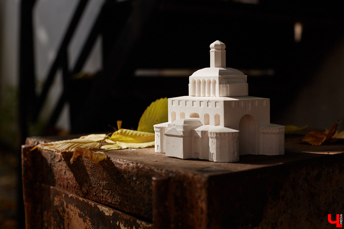 Без сомнений: Золотые ворота — сердце Владимира. Пожалуй, нет памятника, который олицетворял бы город лучше. И пока белокаменный шедевр скрыт на время реставрации зеленой фасадной сеткой, «Ключ-Медиа» смог полюбоваться его миниатюрой в исполнении мастерицы Анастасии Лещинской.