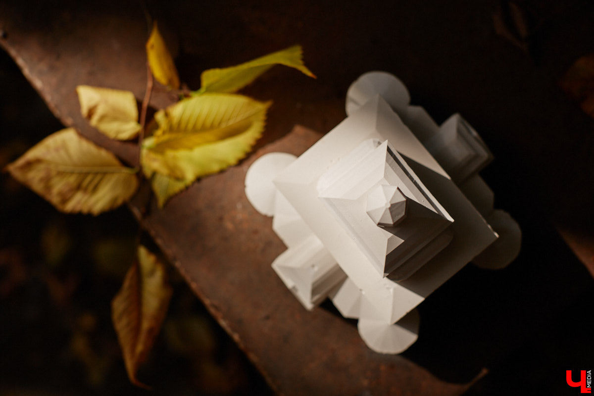 Без сомнений: Золотые ворота — сердце Владимира. Пожалуй, нет памятника, который олицетворял бы город лучше. И пока белокаменный шедевр скрыт на время реставрации зеленой фасадной сеткой, «Ключ-Медиа» смог полюбоваться его миниатюрой в исполнении мастерицы Анастасии Лещинской.