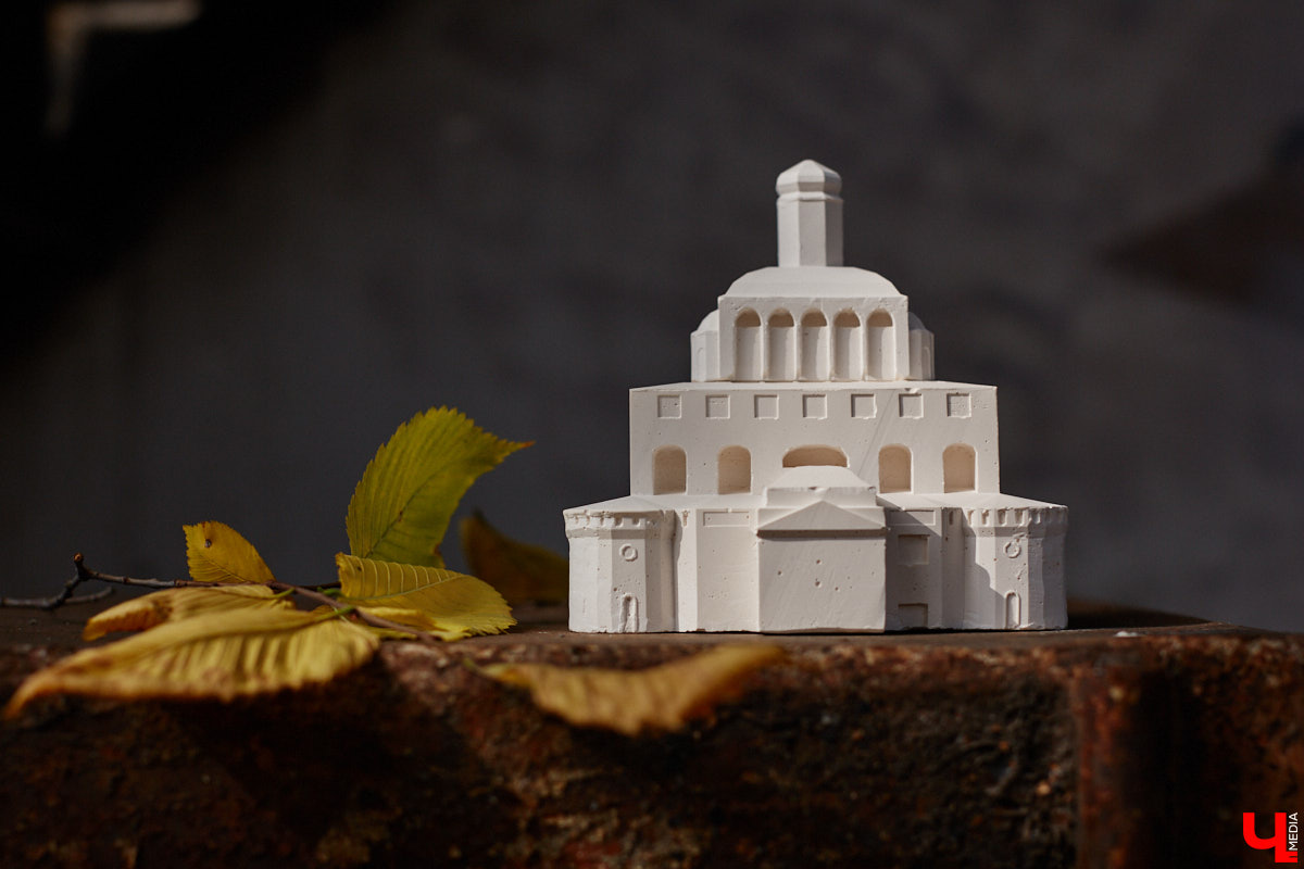 Без сомнений: Золотые ворота — сердце Владимира. Пожалуй, нет памятника, который олицетворял бы город лучше. И пока белокаменный шедевр скрыт на время реставрации зеленой фасадной сеткой, «Ключ-Медиа» смог полюбоваться его миниатюрой в исполнении мастерицы Анастасии Лещинской.