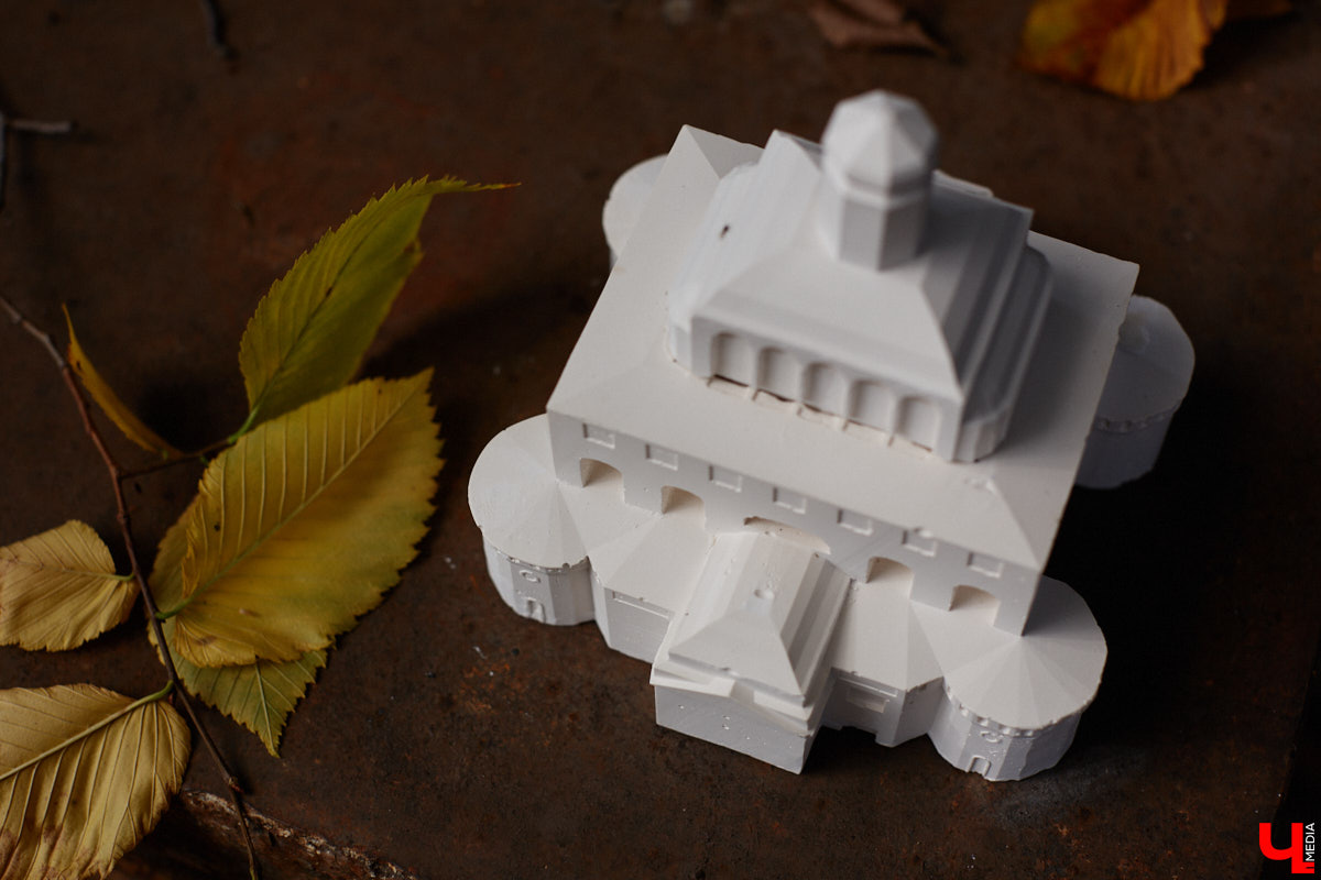 Без сомнений: Золотые ворота — сердце Владимира. Пожалуй, нет памятника, который олицетворял бы город лучше. И пока белокаменный шедевр скрыт на время реставрации зеленой фасадной сеткой, «Ключ-Медиа» смог полюбоваться его миниатюрой в исполнении мастерицы Анастасии Лещинской.