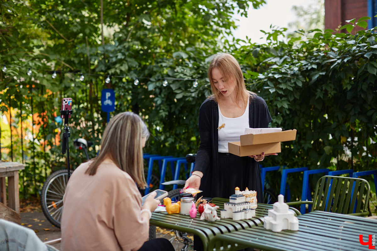 Без сомнений: Золотые ворота — сердце Владимира. Пожалуй, нет памятника, который олицетворял бы город лучше. И пока белокаменный шедевр скрыт на время реставрации зеленой фасадной сеткой, «Ключ-Медиа» смог полюбоваться его миниатюрой в исполнении мастерицы Анастасии Лещинской.