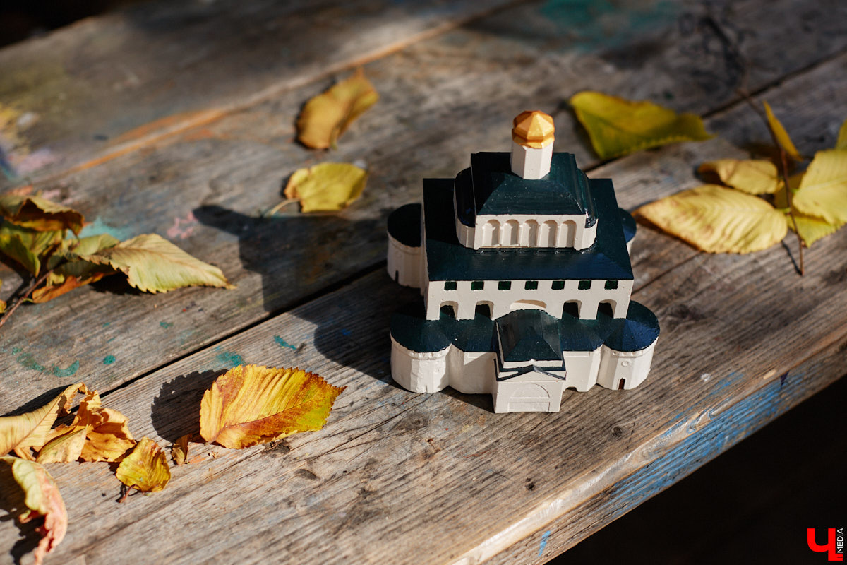 Без сомнений: Золотые ворота — сердце Владимира. Пожалуй, нет памятника, который олицетворял бы город лучше. И пока белокаменный шедевр скрыт на время реставрации зеленой фасадной сеткой, «Ключ-Медиа» смог полюбоваться его миниатюрой в исполнении мастерицы Анастасии Лещинской.