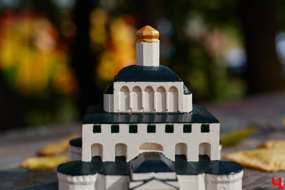 Без сомнений: Золотые ворота — сердце Владимира. Пожалуй, нет памятника, который олицетворял бы город лучше. И пока белокаменный шедевр скрыт на время реставрации зеленой фасадной сеткой, «Ключ-Медиа» смог полюбоваться его миниатюрой в исполнении мастерицы Анастасии Лещинской.