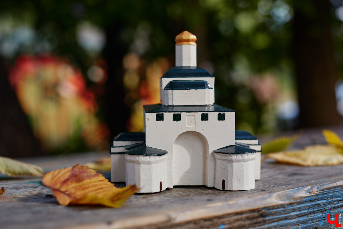 Без сомнений: Золотые ворота — сердце Владимира. Пожалуй, нет памятника, который олицетворял бы город лучше. И пока белокаменный шедевр скрыт на время реставрации зеленой фасадной сеткой, «Ключ-Медиа» смог полюбоваться его миниатюрой в исполнении мастерицы Анастасии Лещинской.