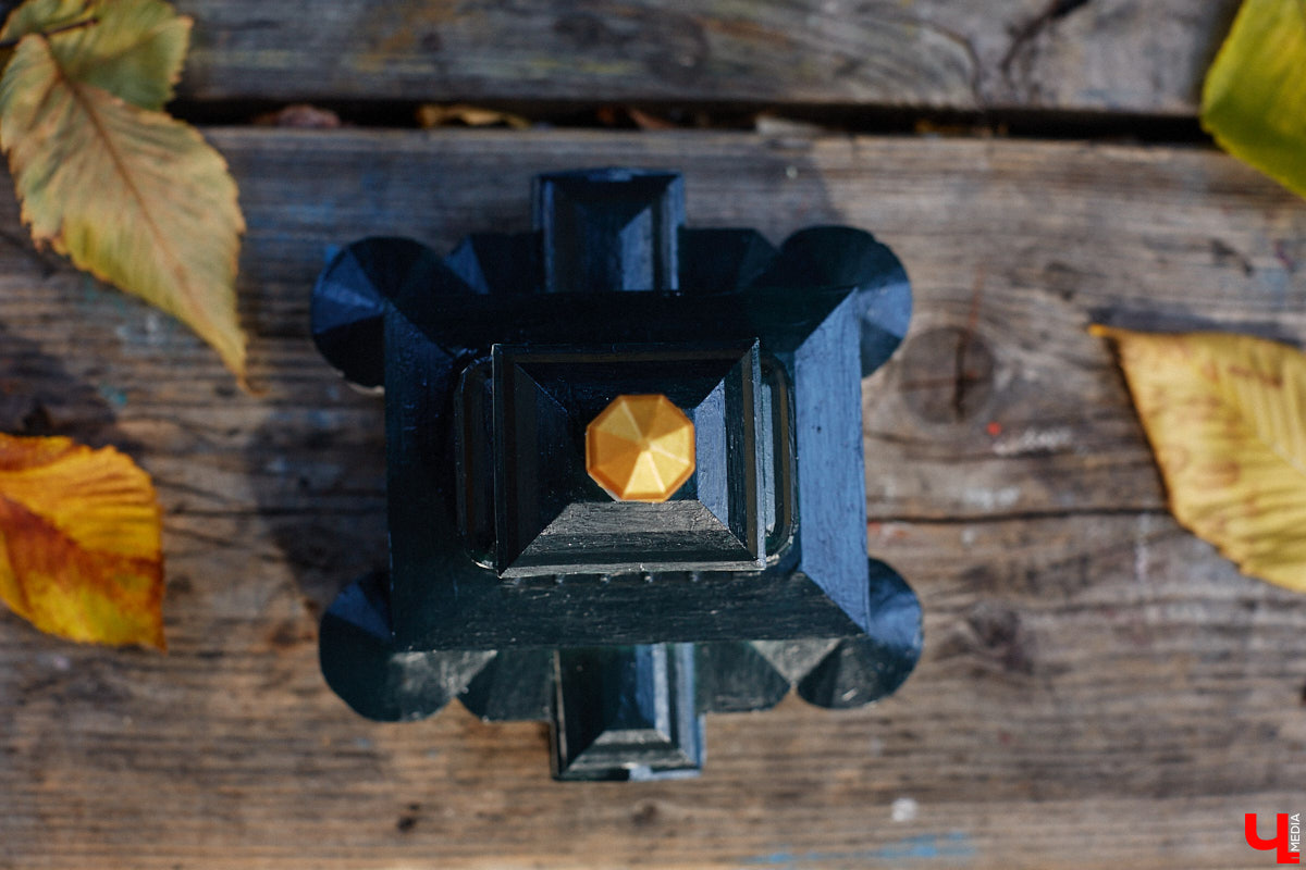 Без сомнений: Золотые ворота — сердце Владимира. Пожалуй, нет памятника, который олицетворял бы город лучше. И пока белокаменный шедевр скрыт на время реставрации зеленой фасадной сеткой, «Ключ-Медиа» смог полюбоваться его миниатюрой в исполнении мастерицы Анастасии Лещинской.