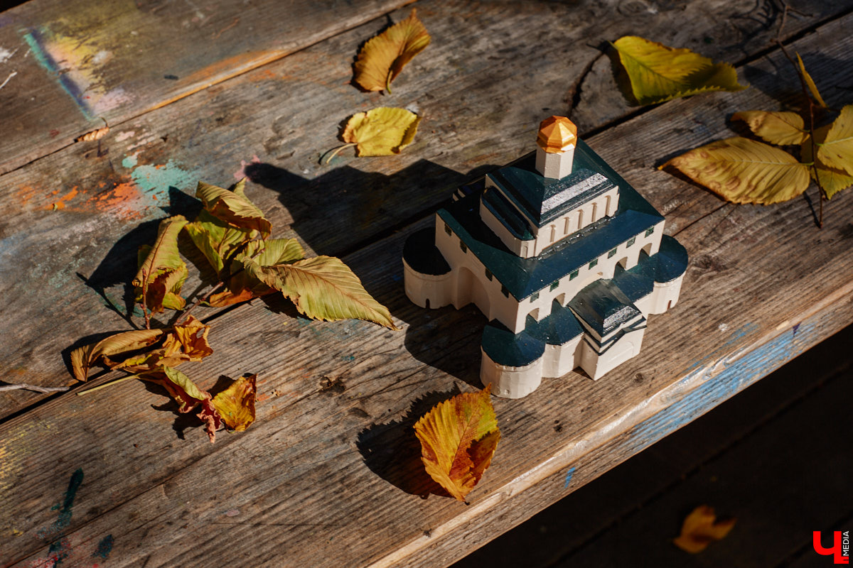 Без сомнений: Золотые ворота — сердце Владимира. Пожалуй, нет памятника, который олицетворял бы город лучше. И пока белокаменный шедевр скрыт на время реставрации зеленой фасадной сеткой, «Ключ-Медиа» смог полюбоваться его миниатюрой в исполнении мастерицы Анастасии Лещинской.