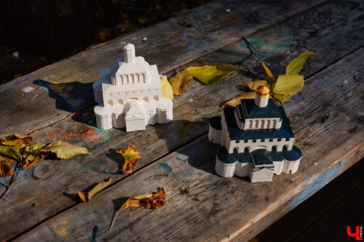 Без сомнений: Золотые ворота — сердце Владимира. Пожалуй, нет памятника, который олицетворял бы город лучше. И пока белокаменный шедевр скрыт на время реставрации зеленой фасадной сеткой, «Ключ-Медиа» смог полюбоваться его миниатюрой в исполнении мастерицы Анастасии Лещинской.