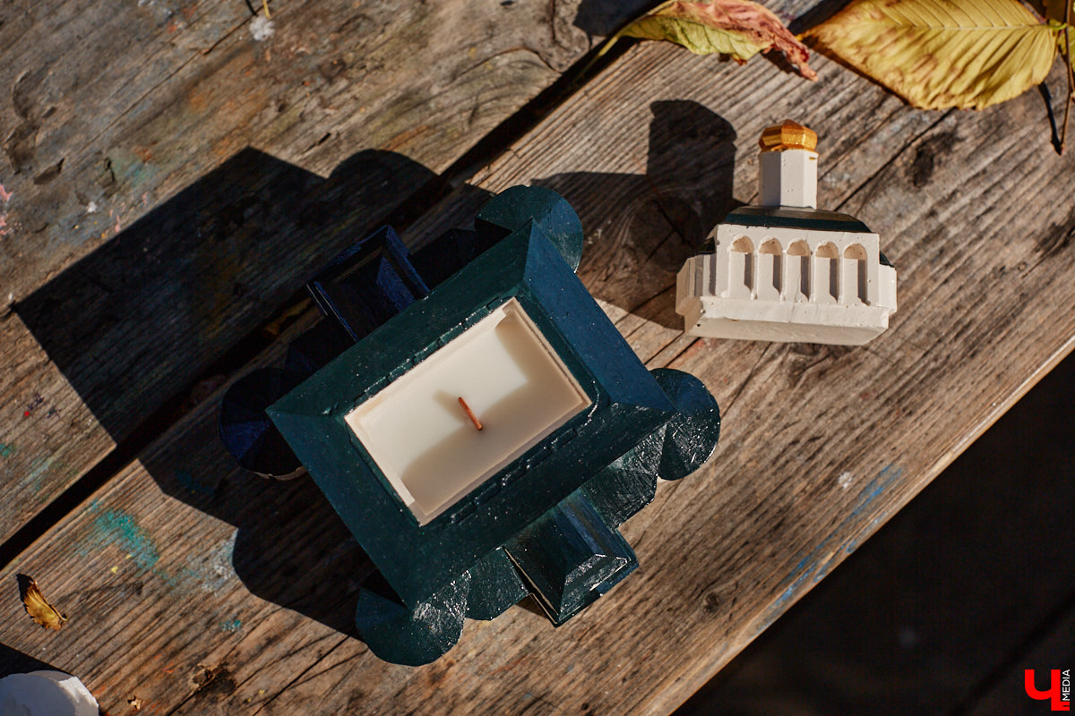 Без сомнений: Золотые ворота — сердце Владимира. Пожалуй, нет памятника, который олицетворял бы город лучше. И пока белокаменный шедевр скрыт на время реставрации зеленой фасадной сеткой, «Ключ-Медиа» смог полюбоваться его миниатюрой в исполнении мастерицы Анастасии Лещинской.