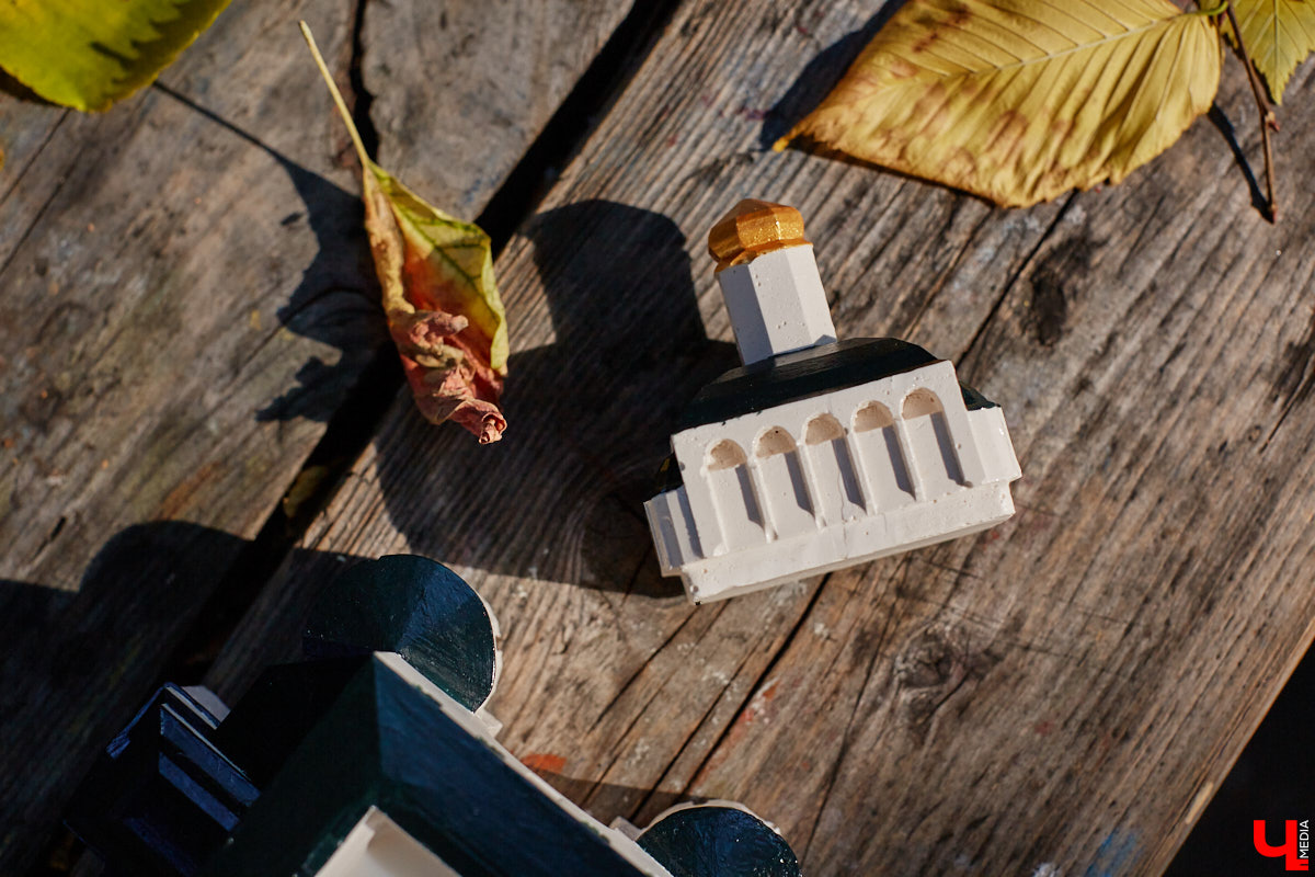 Без сомнений: Золотые ворота — сердце Владимира. Пожалуй, нет памятника, который олицетворял бы город лучше. И пока белокаменный шедевр скрыт на время реставрации зеленой фасадной сеткой, «Ключ-Медиа» смог полюбоваться его миниатюрой в исполнении мастерицы Анастасии Лещинской.