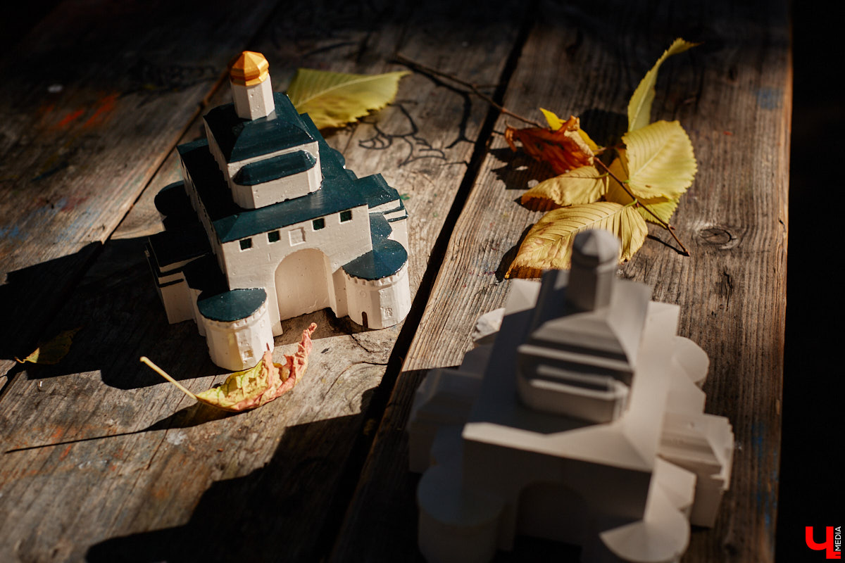 Без сомнений: Золотые ворота — сердце Владимира. Пожалуй, нет памятника, который олицетворял бы город лучше. И пока белокаменный шедевр скрыт на время реставрации зеленой фасадной сеткой, «Ключ-Медиа» смог полюбоваться его миниатюрой в исполнении мастерицы Анастасии Лещинской.