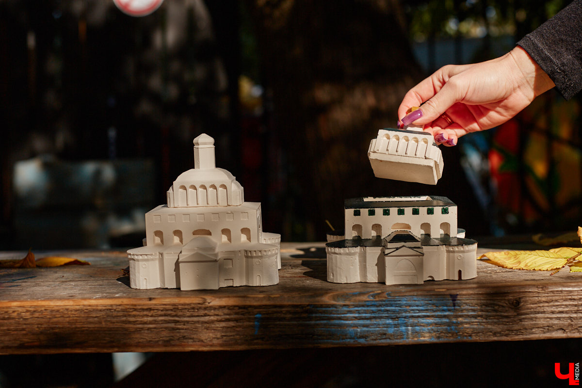 Без сомнений: Золотые ворота — сердце Владимира. Пожалуй, нет памятника, который олицетворял бы город лучше. И пока белокаменный шедевр скрыт на время реставрации зеленой фасадной сеткой, «Ключ-Медиа» смог полюбоваться его миниатюрой в исполнении мастерицы Анастасии Лещинской.