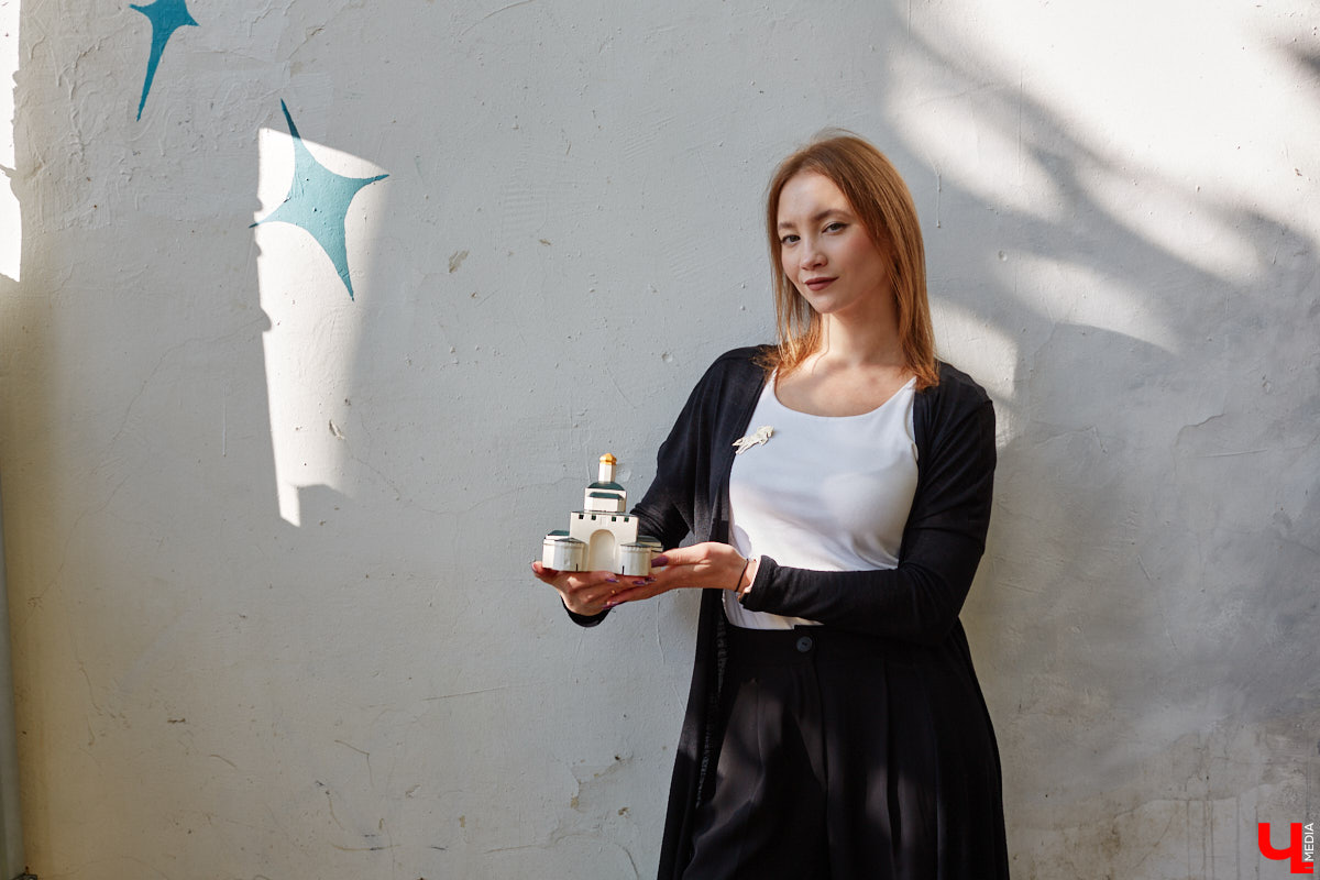 Без сомнений: Золотые ворота — сердце Владимира. Пожалуй, нет памятника, который олицетворял бы город лучше. И пока белокаменный шедевр скрыт на время реставрации зеленой фасадной сеткой, «Ключ-Медиа» смог полюбоваться его миниатюрой в исполнении мастерицы Анастасии Лещинской.