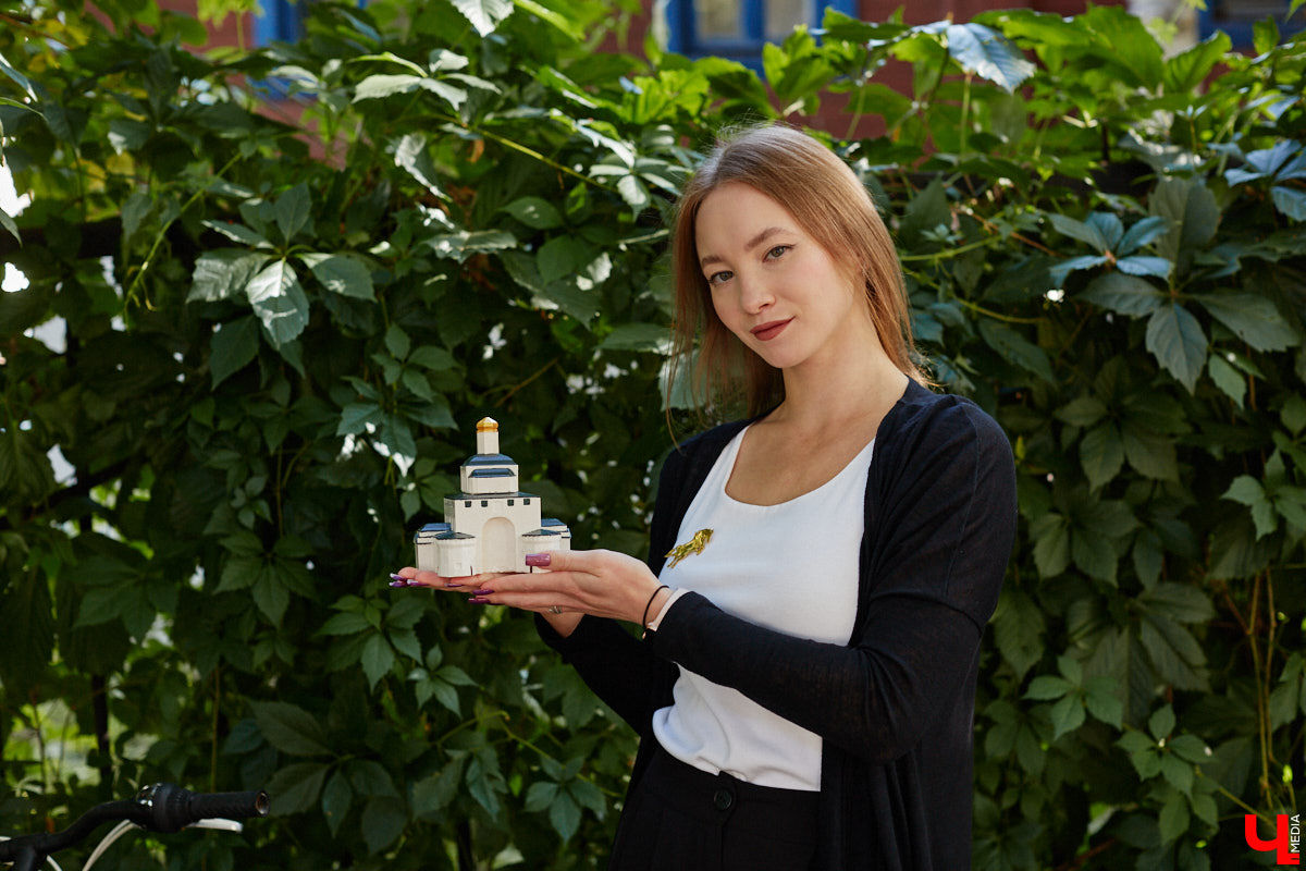 Без сомнений: Золотые ворота — сердце Владимира. Пожалуй, нет памятника, который олицетворял бы город лучше. И пока белокаменный шедевр скрыт на время реставрации зеленой фасадной сеткой, «Ключ-Медиа» смог полюбоваться его миниатюрой в исполнении мастерицы Анастасии Лещинской.