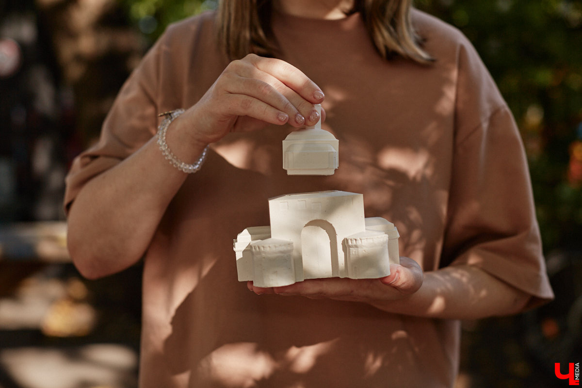 Без сомнений: Золотые ворота — сердце Владимира. Пожалуй, нет памятника, который олицетворял бы город лучше. И пока белокаменный шедевр скрыт на время реставрации зеленой фасадной сеткой, «Ключ-Медиа» смог полюбоваться его миниатюрой в исполнении мастерицы Анастасии Лещинской.