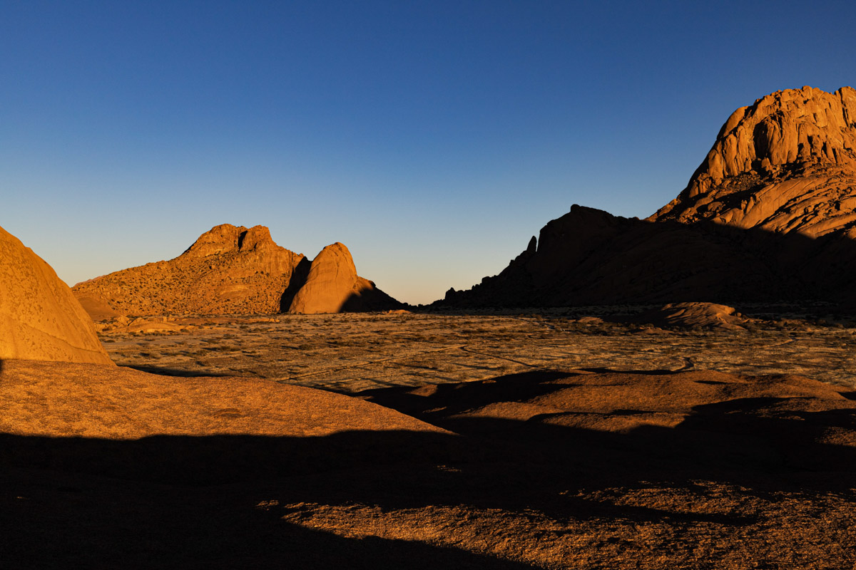 Семь тысяч километров по четырем странам Африки — вот это настоящие приключения! Семья из Владимира явно не прогадала с маршрутом. В течение трех недель любители экзотики ночевали в палатках рядом с бегемотами, встречали львов и жирафов в дикой природе, любовались морскими котиками и фламинго, а также освоили технику экстремального вождения по песку. А еще сделали более тысячи невероятных фотографий, и некоторыми из них поделились с нашим изданием.