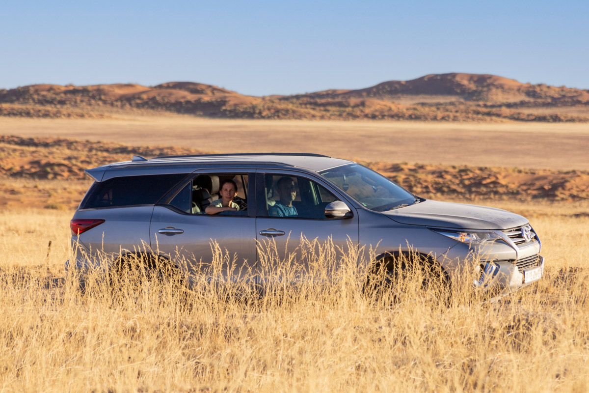 Семь тысяч километров по четырем странам Африки — вот это настоящие приключения! Семья из Владимира явно не прогадала с маршрутом. В течение трех недель любители экзотики ночевали в палатках рядом с бегемотами, встречали львов и жирафов в дикой природе, любовались морскими котиками и фламинго, а также освоили технику экстремального вождения по песку. А еще сделали более тысячи невероятных фотографий, и некоторыми из них поделились с нашим изданием.