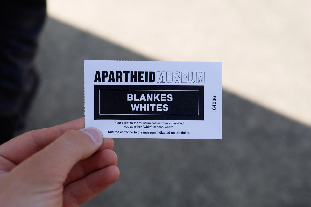 Семь тысяч километров по четырем странам Африки — вот это настоящие приключения! Семья из Владимира явно не прогадала с маршрутом. В течение трех недель любители экзотики ночевали в палатках рядом с бегемотами, встречали львов и жирафов в дикой природе, любовались морскими котиками и фламинго, а также освоили технику экстремального вождения по песку. А еще сделали более тысячи невероятных фотографий, и некоторыми из них поделились с нашим изданием.