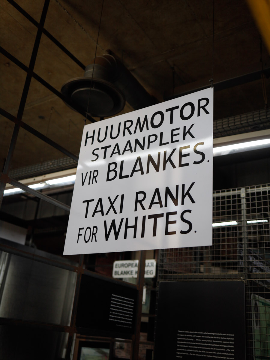 Семь тысяч километров по четырем странам Африки — вот это настоящие приключения! Семья из Владимира явно не прогадала с маршрутом. В течение трех недель любители экзотики ночевали в палатках рядом с бегемотами, встречали львов и жирафов в дикой природе, любовались морскими котиками и фламинго, а также освоили технику экстремального вождения по песку. А еще сделали более тысячи невероятных фотографий, и некоторыми из них поделились с нашим изданием.