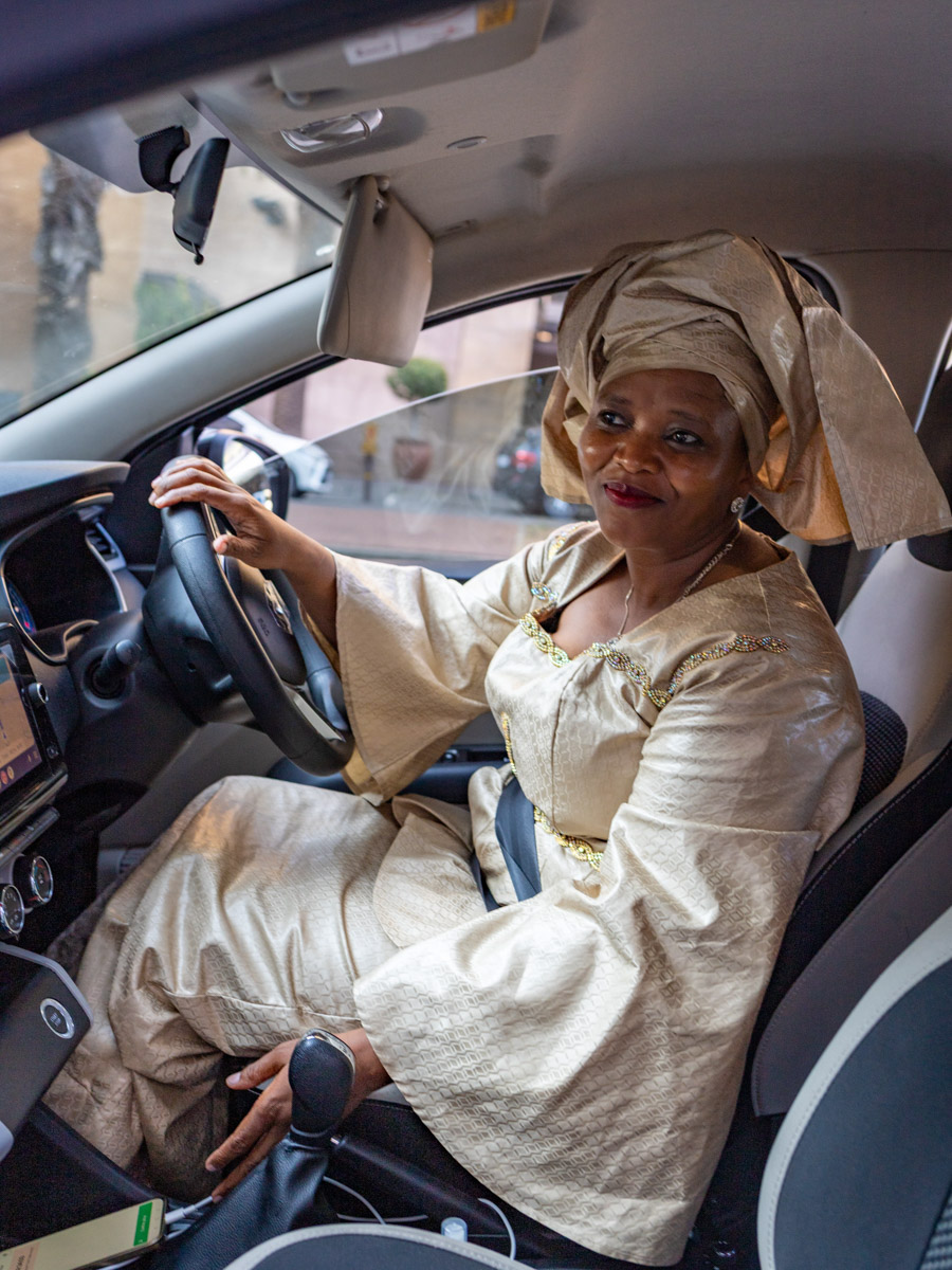 Семь тысяч километров по четырем странам Африки — вот это настоящие приключения! Семья из Владимира явно не прогадала с маршрутом. В течение трех недель любители экзотики ночевали в палатках рядом с бегемотами, встречали львов и жирафов в дикой природе, любовались морскими котиками и фламинго, а также освоили технику экстремального вождения по песку. А еще сделали более тысячи невероятных фотографий, и некоторыми из них поделились с нашим изданием.