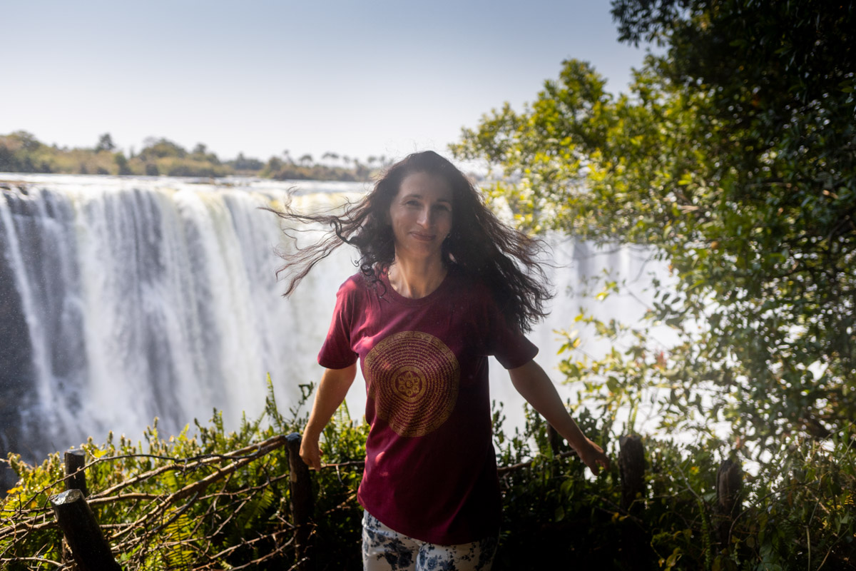 Семь тысяч километров по четырем странам Африки — вот это настоящие приключения! Семья из Владимира явно не прогадала с маршрутом. В течение трех недель любители экзотики ночевали в палатках рядом с бегемотами, встречали львов и жирафов в дикой природе, любовались морскими котиками и фламинго, а также освоили технику экстремального вождения по песку. А еще сделали более тысячи невероятных фотографий, и некоторыми из них поделились с нашим изданием.