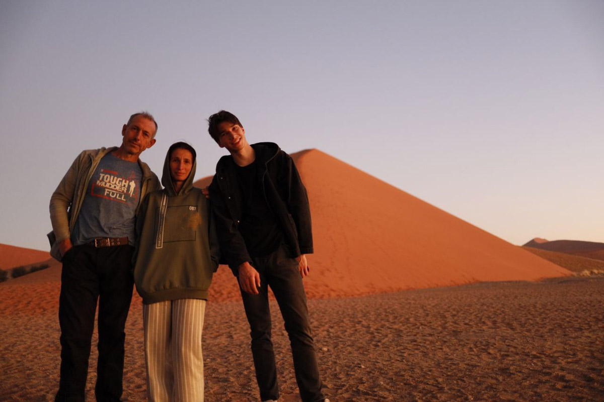 Семь тысяч километров по четырем странам Африки — вот это настоящие приключения! Семья из Владимира явно не прогадала с маршрутом. В течение трех недель любители экзотики ночевали в палатках рядом с бегемотами, встречали львов и жирафов в дикой природе, любовались морскими котиками и фламинго, а также освоили технику экстремального вождения по песку. А еще сделали более тысячи невероятных фотографий, и некоторыми из них поделились с нашим изданием.