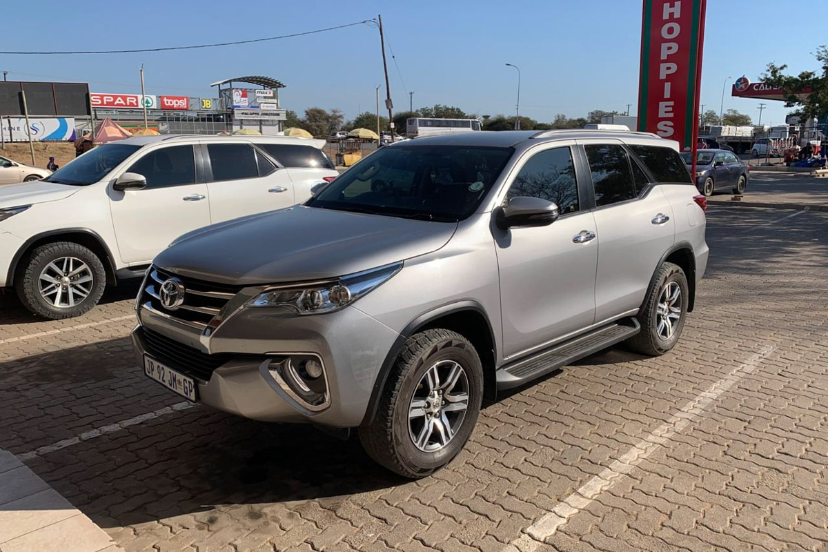 Семь тысяч километров по четырем странам Африки — вот это настоящие приключения! Семья из Владимира явно не прогадала с маршрутом. В течение трех недель любители экзотики ночевали в палатках рядом с бегемотами, встречали львов и жирафов в дикой природе, любовались морскими котиками и фламинго, а также освоили технику экстремального вождения по песку. А еще сделали более тысячи невероятных фотографий, и некоторыми из них поделились с нашим изданием.