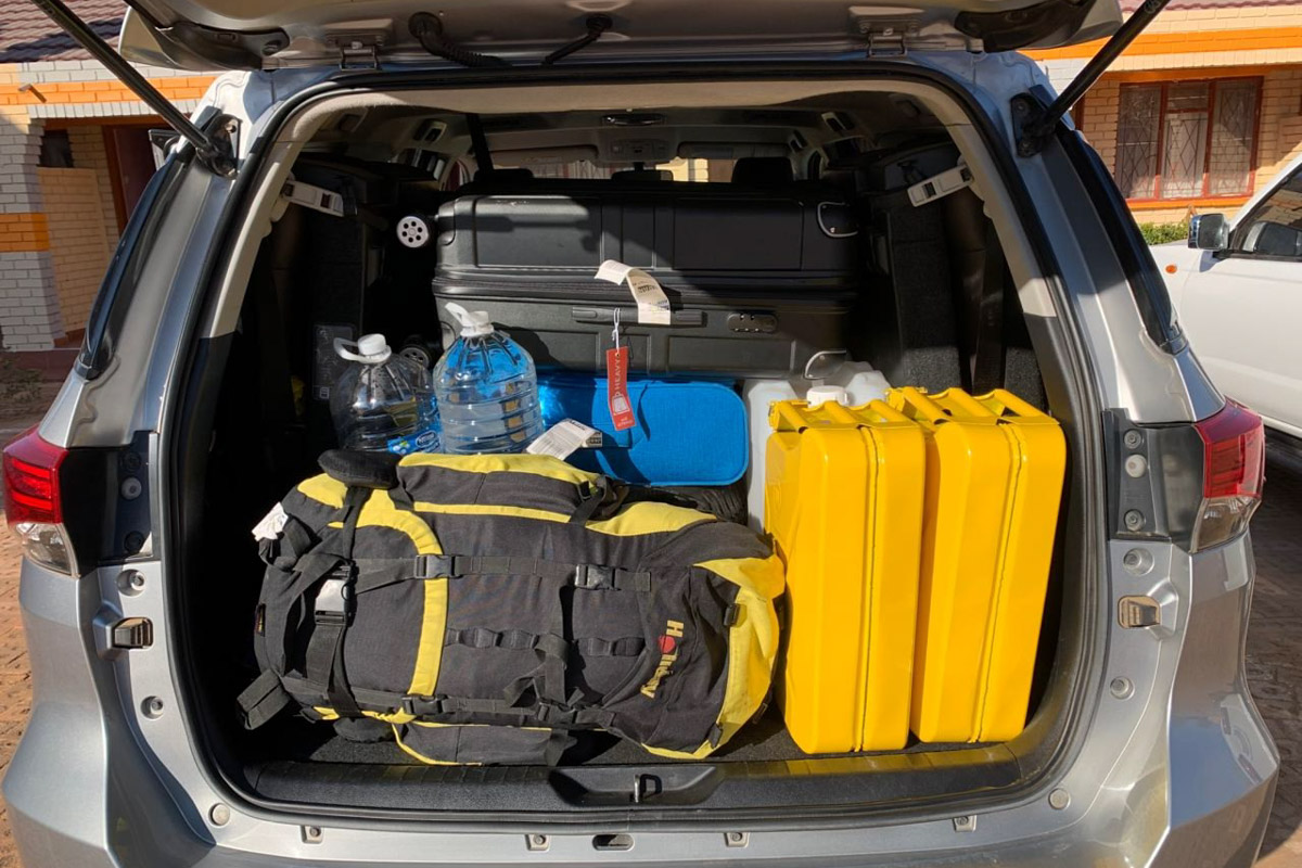 Семь тысяч километров по четырем странам Африки — вот это настоящие приключения! Семья из Владимира явно не прогадала с маршрутом. В течение трех недель любители экзотики ночевали в палатках рядом с бегемотами, встречали львов и жирафов в дикой природе, любовались морскими котиками и фламинго, а также освоили технику экстремального вождения по песку. А еще сделали более тысячи невероятных фотографий, и некоторыми из них поделились с нашим изданием.