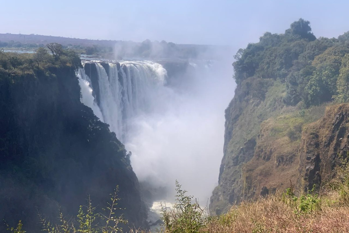 Семь тысяч километров по четырем странам Африки — вот это настоящие приключения! Семья из Владимира явно не прогадала с маршрутом. В течение трех недель любители экзотики ночевали в палатках рядом с бегемотами, встречали львов и жирафов в дикой природе, любовались морскими котиками и фламинго, а также освоили технику экстремального вождения по песку. А еще сделали более тысячи невероятных фотографий, и некоторыми из них поделились с нашим изданием.