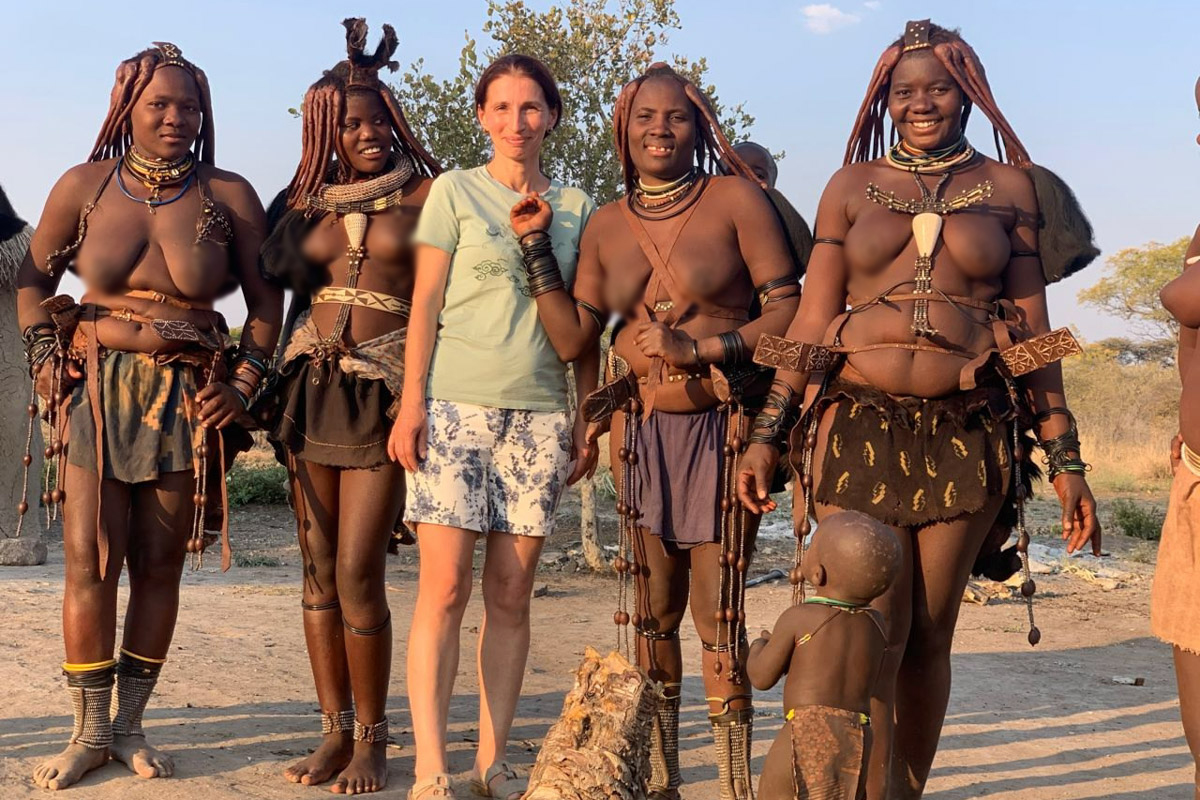 Семь тысяч километров по четырем странам Африки — вот это настоящие приключения! Семья из Владимира явно не прогадала с маршрутом. В течение трех недель любители экзотики ночевали в палатках рядом с бегемотами, встречали львов и жирафов в дикой природе, любовались морскими котиками и фламинго, а также освоили технику экстремального вождения по песку. А еще сделали более тысячи невероятных фотографий, и некоторыми из них поделились с нашим изданием.