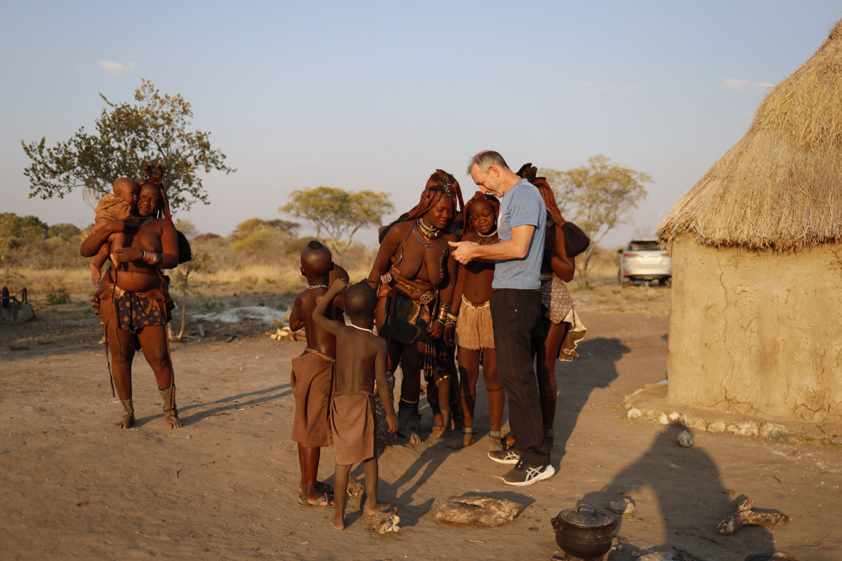 Семь тысяч километров по четырем странам Африки — вот это настоящие приключения! Семья из Владимира явно не прогадала с маршрутом. В течение трех недель любители экзотики ночевали в палатках рядом с бегемотами, встречали львов и жирафов в дикой природе, любовались морскими котиками и фламинго, а также освоили технику экстремального вождения по песку. А еще сделали более тысячи невероятных фотографий, и некоторыми из них поделились с нашим изданием.