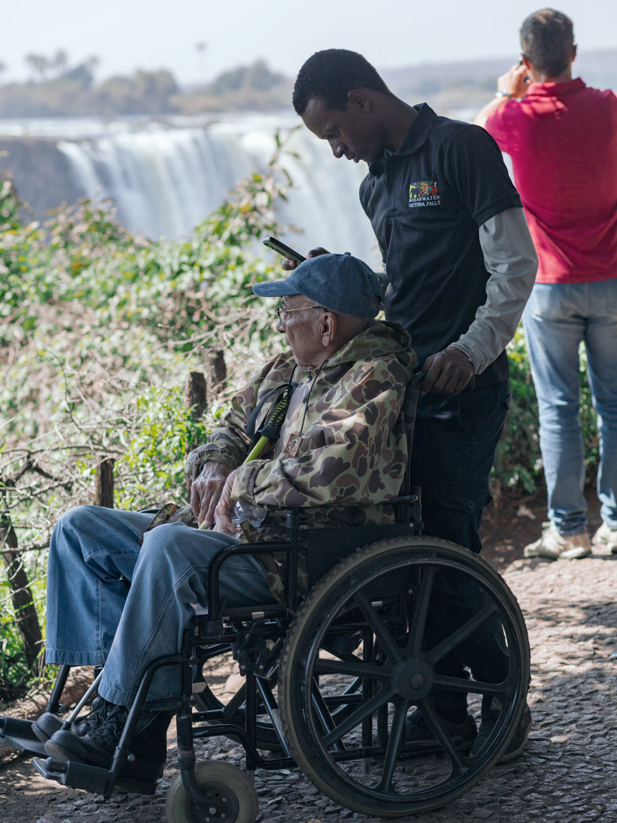 Семь тысяч километров по четырем странам Африки — вот это настоящие приключения! Семья из Владимира явно не прогадала с маршрутом. В течение трех недель любители экзотики ночевали в палатках рядом с бегемотами, встречали львов и жирафов в дикой природе, любовались морскими котиками и фламинго, а также освоили технику экстремального вождения по песку. А еще сделали более тысячи невероятных фотографий, и некоторыми из них поделились с нашим изданием.