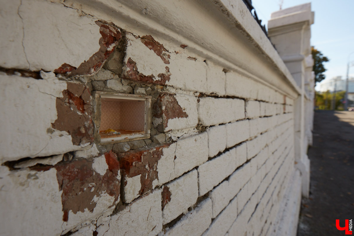 Мы часто пишем о преображении областной столицы. Но, увы, проклятье 33 несчастий лежит на плечах города тяжким грузом. Что-то обязательно портит вид. За последние пару недель в центре Владимира произошло сразу несколько инцидентов, которые не пошли на пользу его облику.