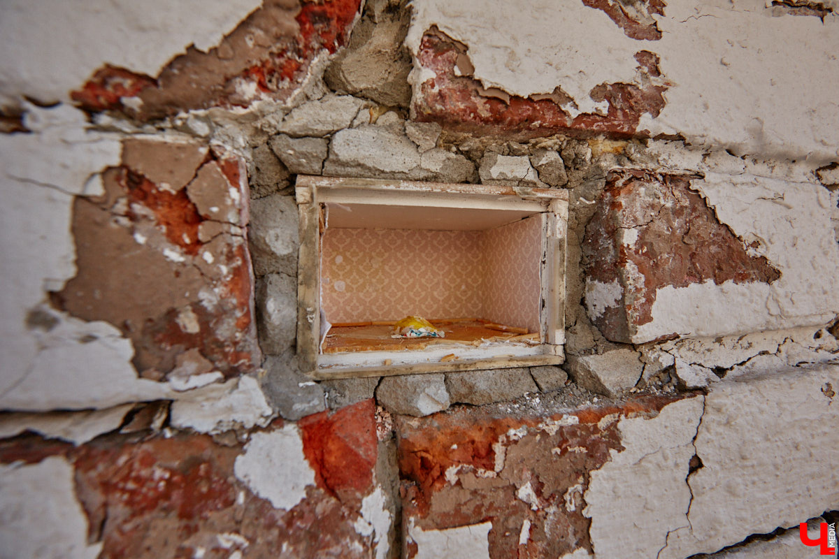 Мы часто пишем о преображении областной столицы. Но, увы, проклятье 33 несчастий лежит на плечах города тяжким грузом. Что-то обязательно портит вид. За последние пару недель в центре Владимира произошло сразу несколько инцидентов, которые не пошли на пользу его облику.