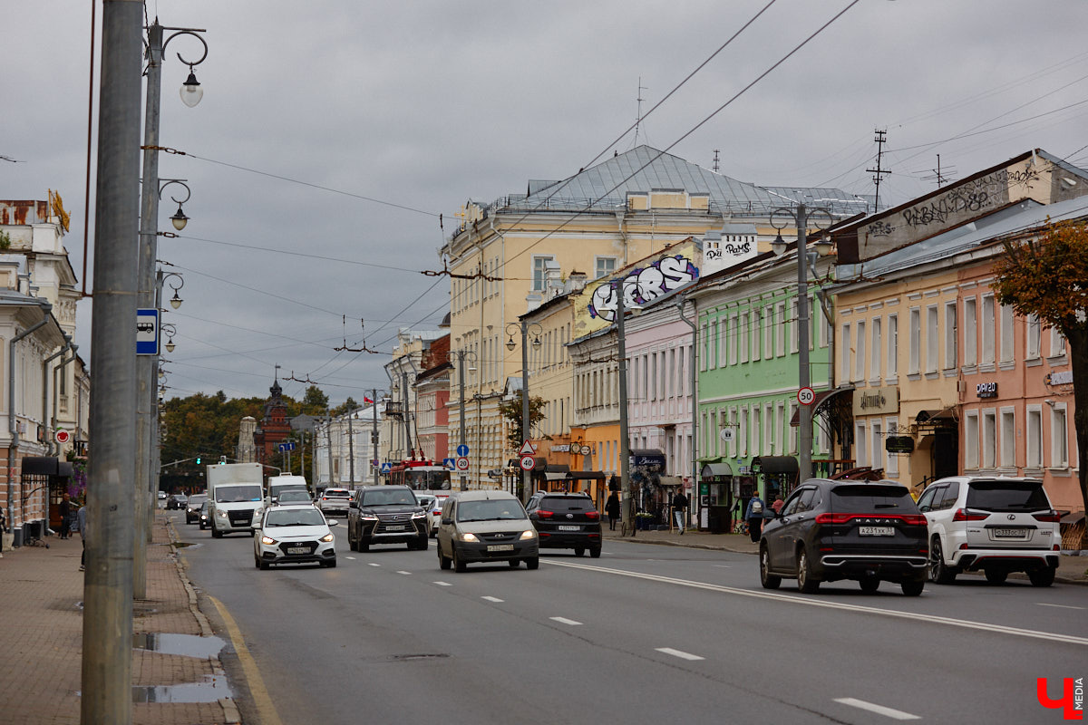 Мы часто пишем о преображении областной столицы. Но, увы, проклятье 33 несчастий лежит на плечах города тяжким грузом. Что-то обязательно портит вид. За последние пару недель в центре Владимира произошло сразу несколько инцидентов, которые не пошли на пользу его облику.
