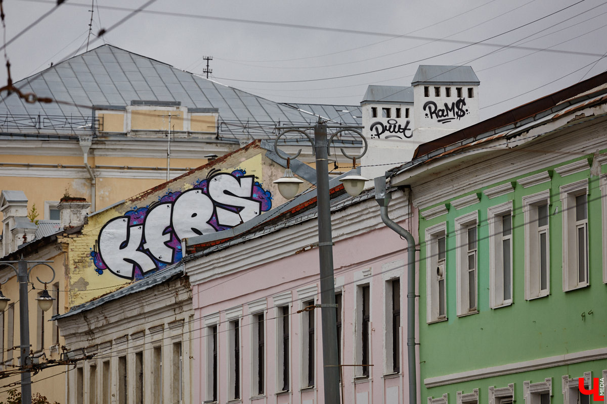 Мы часто пишем о преображении областной столицы. Но, увы, проклятье 33 несчастий лежит на плечах города тяжким грузом. Что-то обязательно портит вид. За последние пару недель в центре Владимира произошло сразу несколько инцидентов, которые не пошли на пользу его облику.