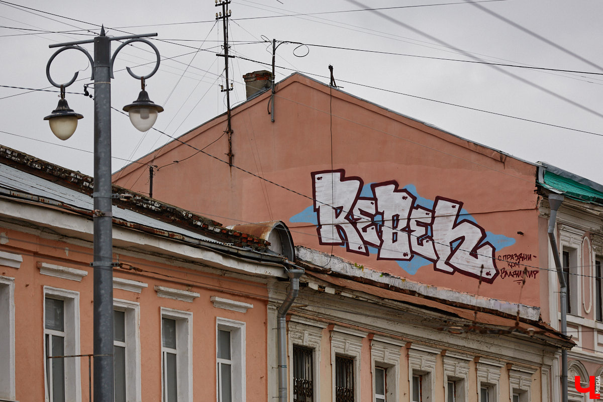 Мы часто пишем о преображении областной столицы. Но, увы, проклятье 33 несчастий лежит на плечах города тяжким грузом. Что-то обязательно портит вид. За последние пару недель в центре Владимира произошло сразу несколько инцидентов, которые не пошли на пользу его облику.